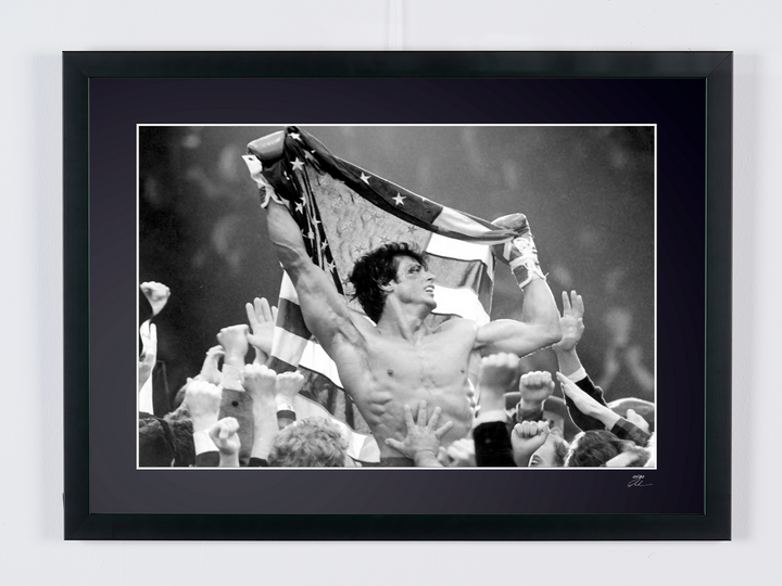 Rocky Balboa porté par la foule, drapeau brandi — 1985