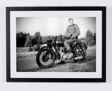 The Great Escape (1963) - Steve McQueen sur la Triumph TR6, photo de tournage (noir et blanc)
