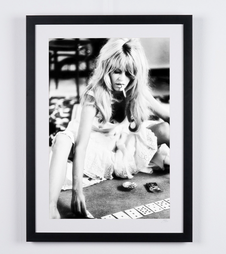 Viva Maria (1965) — Brigitte Bardot joue aux cartes, entre deux prises