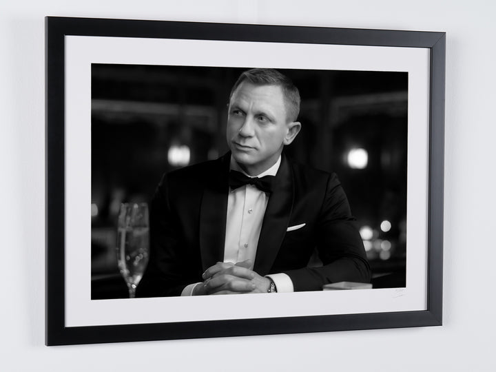 Skyfall — 007 attablé, une coupe posée devant lui