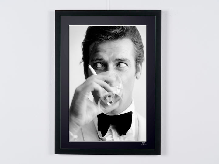 Roger Moore — portrait au Martini (1968)