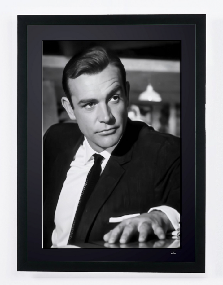 Goldfinger — Sean Connery, la main posée sur la table