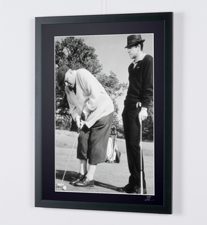 James Bond 007: Goldfinger, Sean Connery (007) y Gert Frobe (Auric Goldfinger) en el campo de golf