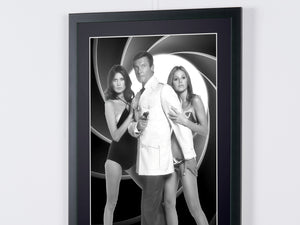 James Bond 007: El hombre de la pistola de oro - Roger Moore, Maud Adams y Brit Eklund en una sesión fotográfica promocional