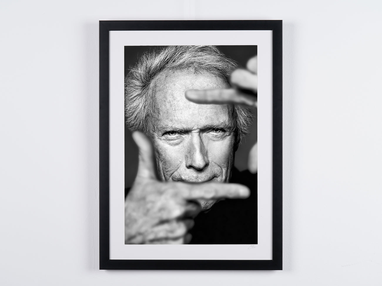 Fotografía de arte de Clint Eastwood en Clint Eastwood - Leyenda viviente, enmarcada a mano — edición limitada de 30 ejemplares numerados.