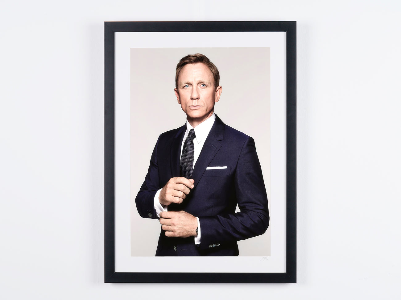 Photographie d’art de Daniel Craig dans Casino Royale, encadrée à la main — édition limitée de 30 exemplaires numérotés.