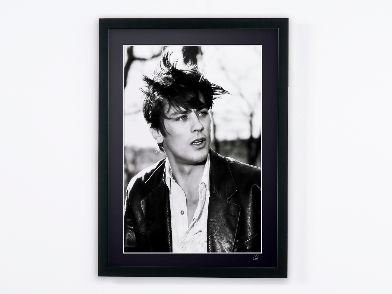 Photographie d’art de Alain Delon dans Alain Delon 1969, encadrée à la main — édition limitée de 30 exemplaires numérotés.
