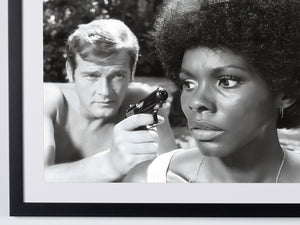  James Bond 007: Live And Let Die - Roger Moore & Gloria Hendry on Set 