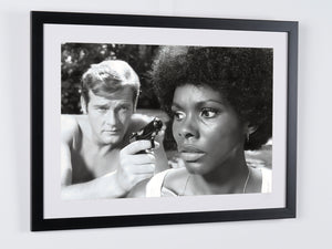  James Bond 007: Live And Let Die - Roger Moore & Gloria Hendry on Set 