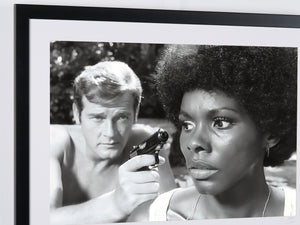  James Bond 007: Live And Let Die - Roger Moore & Gloria Hendry on Set 