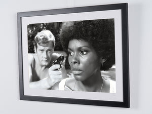  James Bond 007: Live And Let Die - Roger Moore & Gloria Hendry on Set 