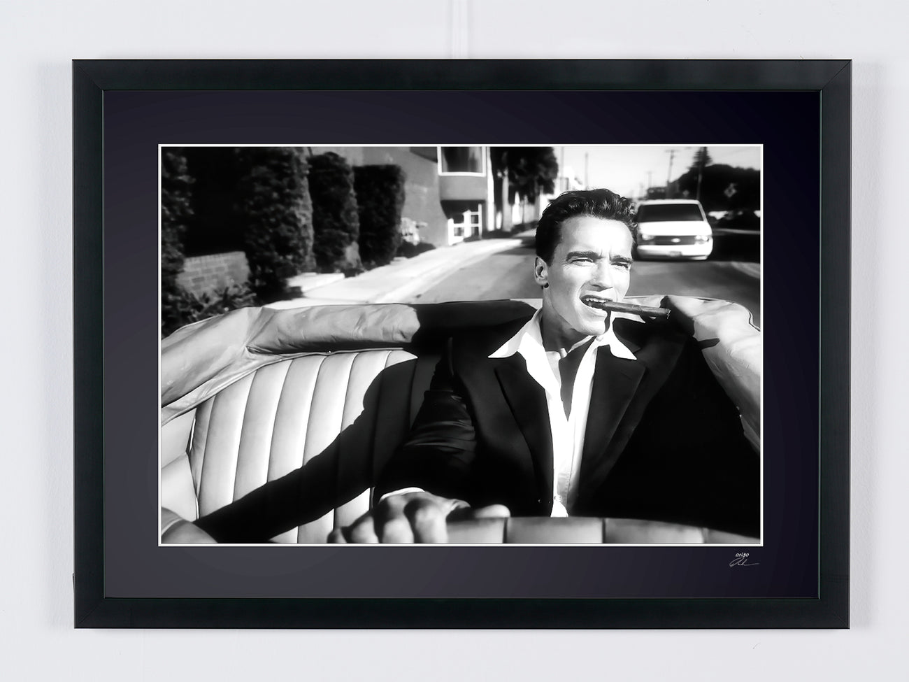 Fotografía de arte de Arnold Schwarzenegger en Arnold Schwarzenegger - Conduciendo y fumando, enmarcada a mano — edición limitada de 30 ejemplares numerados.