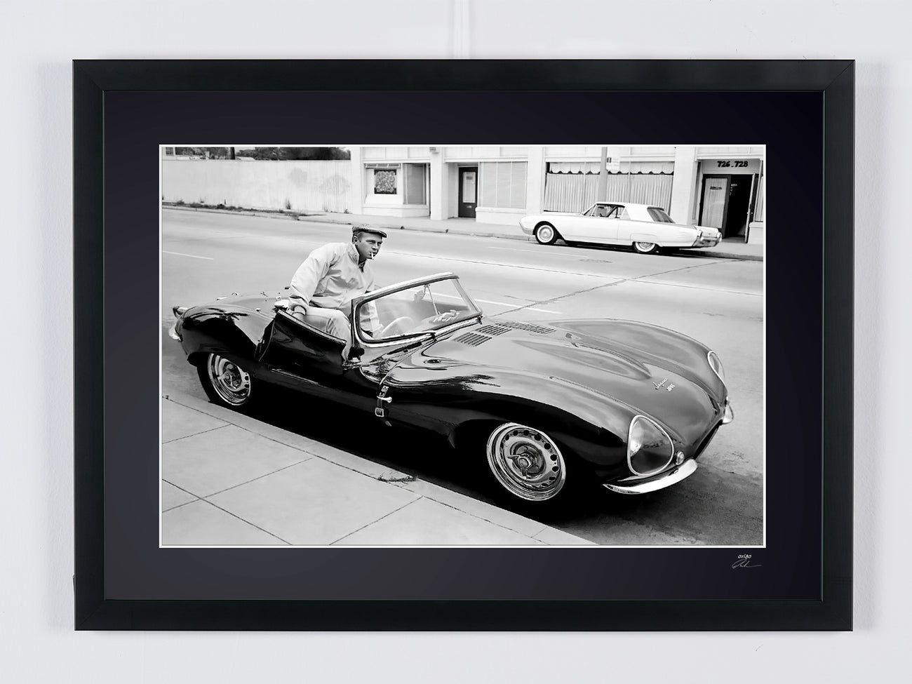 Kunstfoto van Steve McQueen in Steve McQueen With His Jaguar XKSS, met de hand ingelijst — gelimiteerde oplage van 30 genummerde exemplaren.