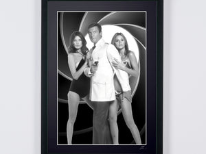 James Bond 007: El hombre de la pistola de oro - Roger Moore, Maud Adams y Brit Eklund en una sesión fotográfica promocional