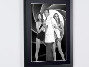 James Bond 007: El hombre de la pistola de oro - Roger Moore, Maud Adams y Brit Eklund en una sesión fotográfica promocional