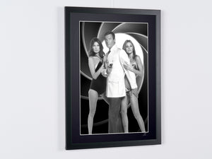 James Bond 007: El hombre de la pistola de oro - Roger Moore, Maud Adams y Brit Eklund en una sesión fotográfica promocional