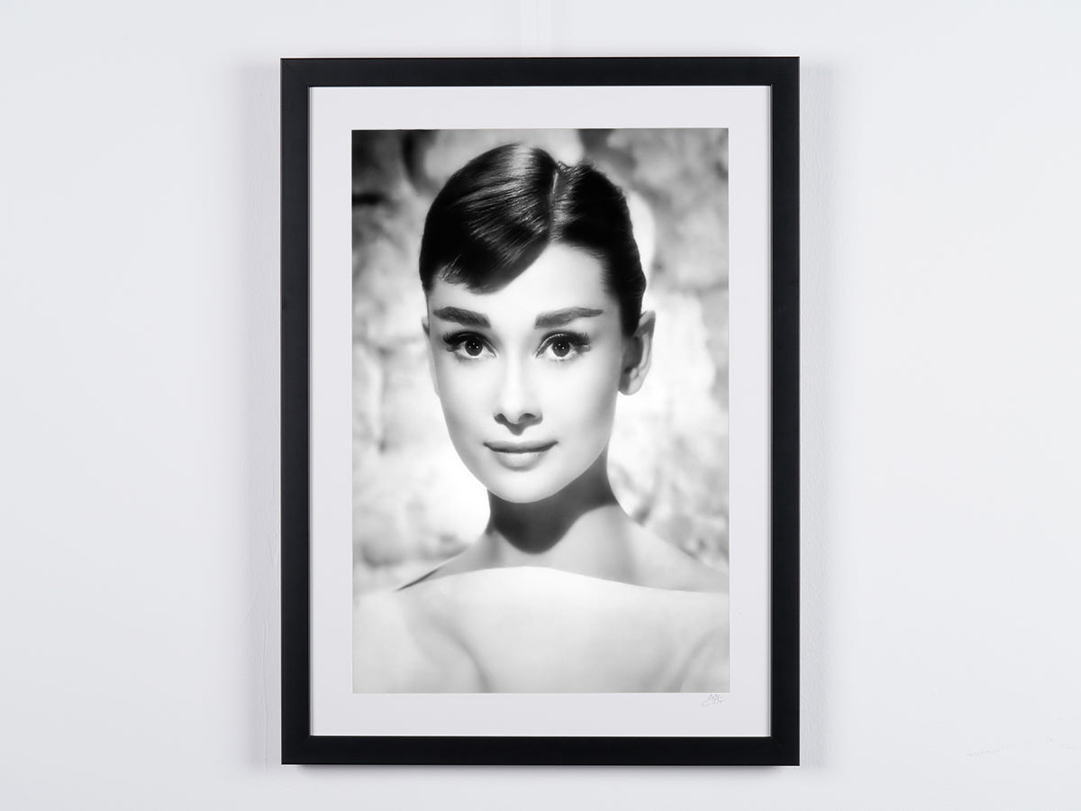 Photographie d’art de Audrey Hepburn dans Audrey Hepburn — chignon et épaules nues, encadrée à la main — édition limitée de 30 exemplaires numérotés.