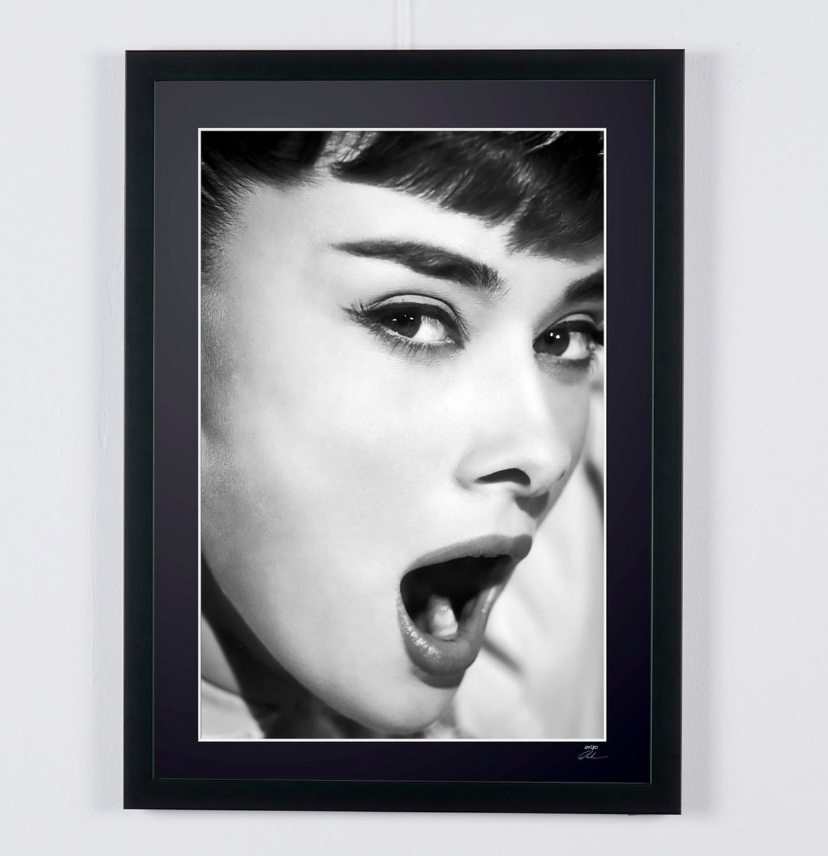 Photographie d’art de Audrey Hepburn dans Audrey Hepburn — portrait studio, encadrée à la main — édition limitée de 30 exemplaires numérotés.