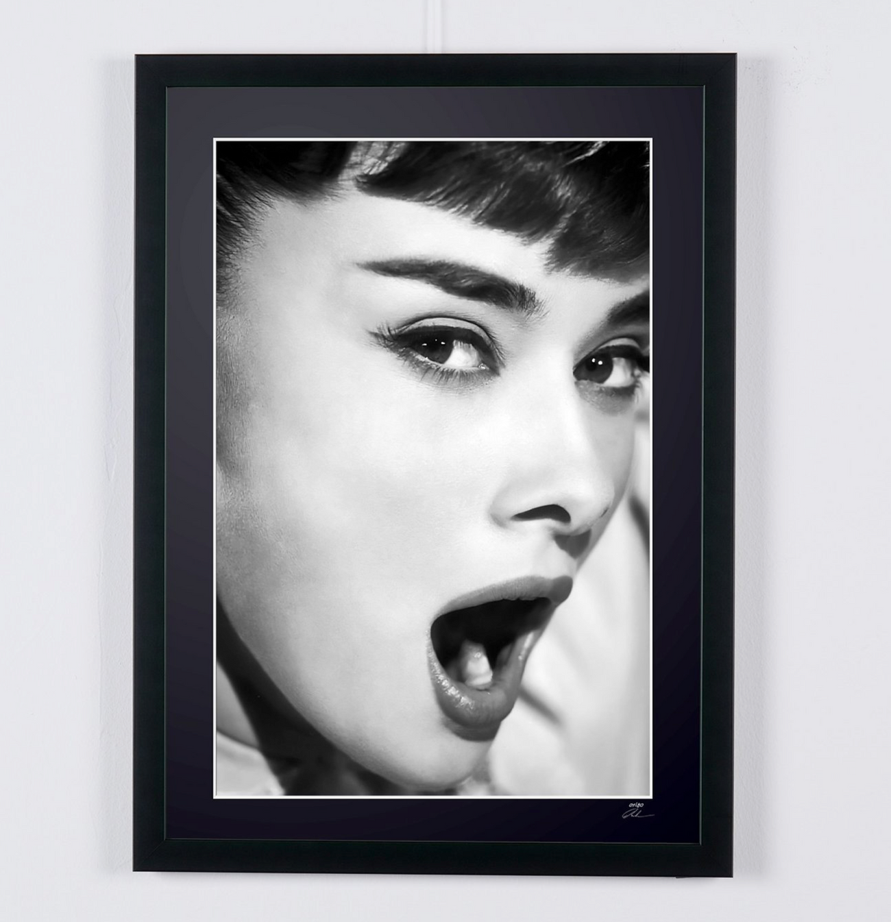 Photographie d'art de Audrey Hepburn dans Audrey Hepburn Portrait — encadrée à la main, édition limitée de 30 exemplaires numérotés.