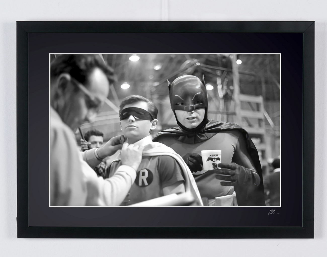 Batman (série TV, 1966) — la retouche costume, gobelet de café à la main