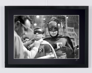Batman (série TV, 1966) — la retouche costume, gobelet de café à la main (1)