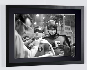 Batman (série TV, 1966) — la retouche costume, gobelet de café à la main (3)