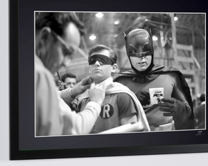 Batman (série TV, 1966) — la retouche costume, gobelet de café à la main (4)