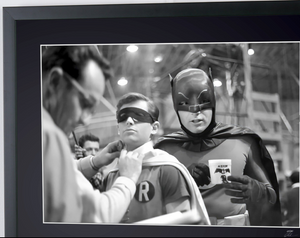 Batman (série TV, 1966) — la retouche costume, gobelet de café à la main (6)
