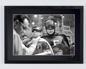 Batman (série TV, 1966) — la retouche costume, gobelet de café à la main (7)