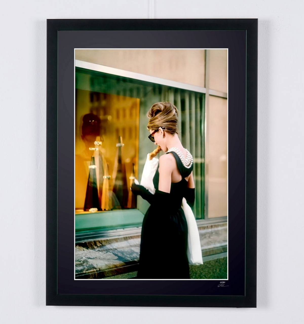 Photographie d’art de Audrey Hepburn dans Diamants sur canapé, encadrée à la main — édition limitée de 30 exemplaires numérotés.