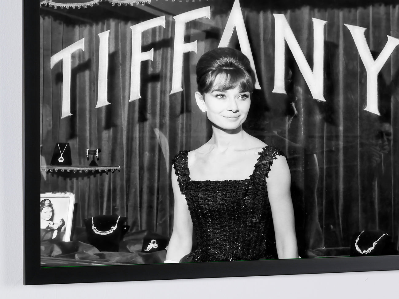 Photographie d'art de Audrey Hepburn dans Breakfast at Tiffany's — encadrée à la main, édition limitée de 30 exemplaires numérotés.