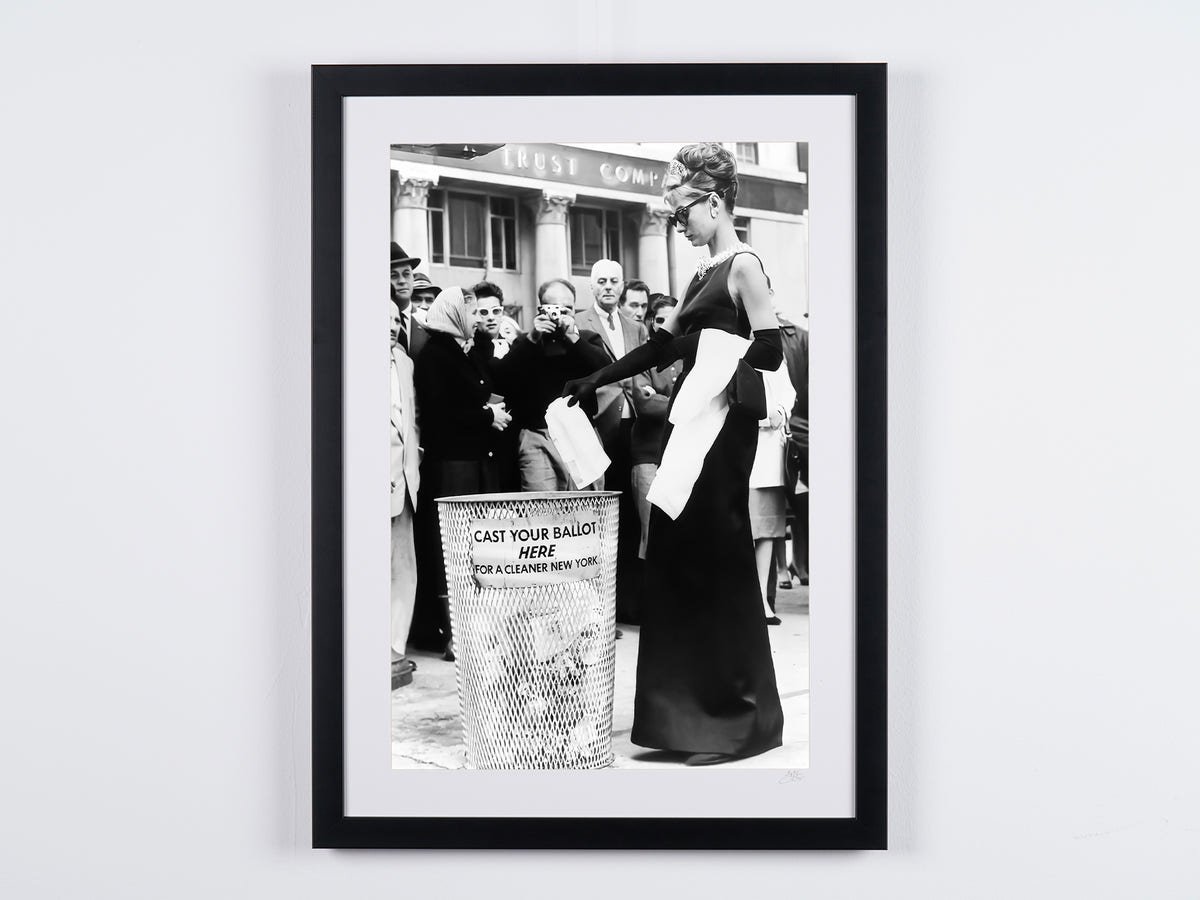 Photographie d’art de Audrey Hepburn dans Diamants sur canapé, encadrée à la main — édition limitée de 30 exemplaires numérotés.