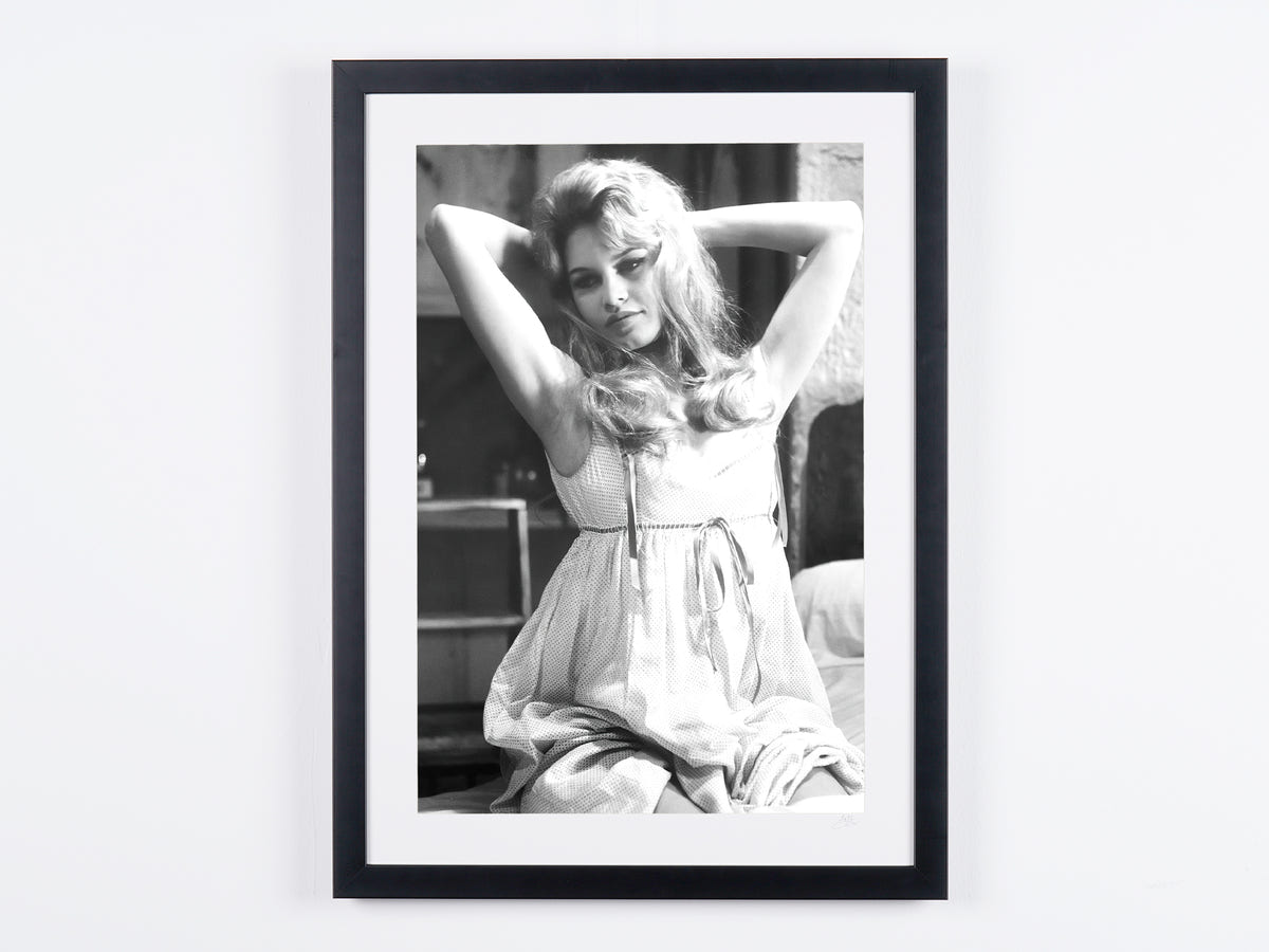Photographie d’art de Brigitte Bardot dans Brigitte Bardot — portrait de 1957, encadrée à la main — édition limitée de 30 exemplaires numérotés.