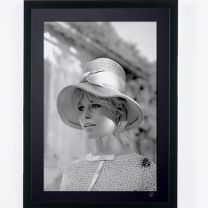  Brigitte Bardot - 1961 Chanel Had - Spoleto (Italia) 1961. - Marco de foto - Starck Gallery