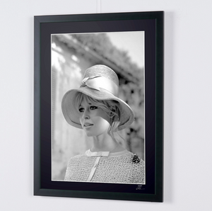  Brigitte Bardot - 1961 Chanel Had - Spoleto (Italia) 1961. - Cadre Photo- Starck Gallery