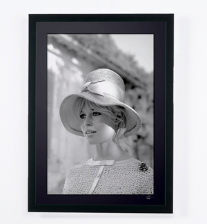  Brigitte Bardot - 1961 Chanel Had - Spoleto (Italia) 1961. - Cadre Photo- Starck Gallery