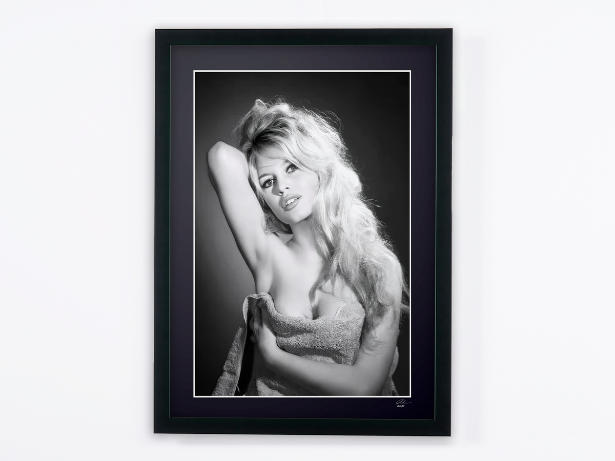Photographie d’art de Brigitte Bardot dans Brigitte Bardot — portrait de 1963, encadrée à la main — édition limitée de 30 exemplaires numérotés.