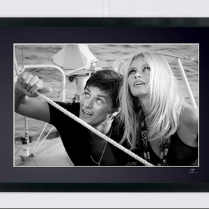  Brigitte Bardot y Alain Delon - Saint-Tropez, 1968 - Marco de madera, 70 x 50 cm - Certificado de autenticidad (COA), logotipo holográfico del editor y código QR - Marco fotográfico - Galería Starck