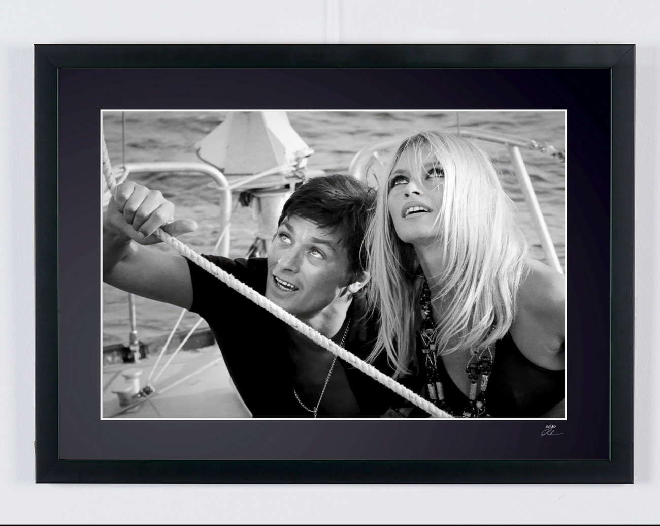 Photographie d’art de Brigitte Bardot dans Brigitte Bardot & Alain Delon - Saint-Tropez (1968), la manœuvre à bord, encadrée à la main — édition limitée de 30 exemplaires numérotés.