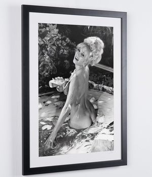  Brigitte Bardot - Bath - Moldura para fotografia - Starck Gallery