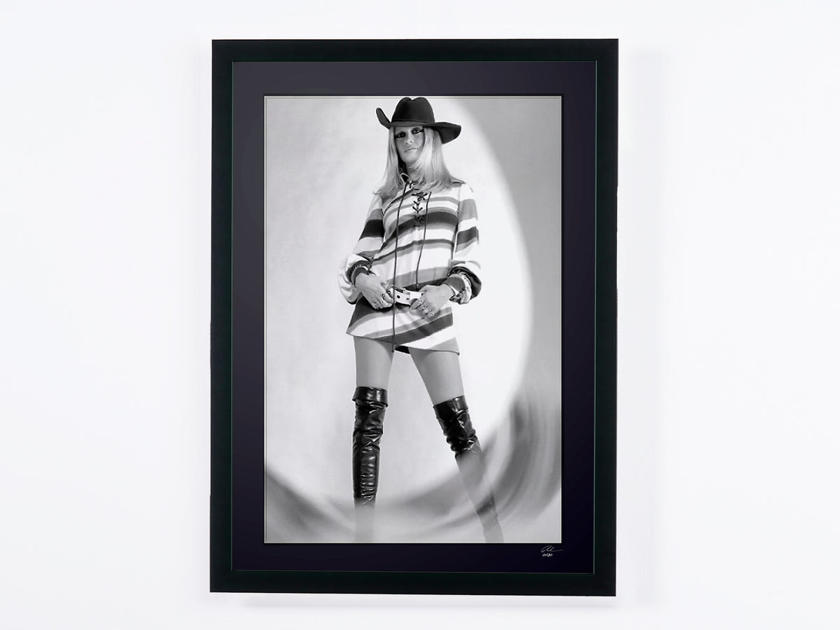 Fotografía de arte de Brigitte Bardot en Brigitte Bardot — retrato hacia 1960, enmarcada a mano — edición limitada de 30 ejemplares numerados.