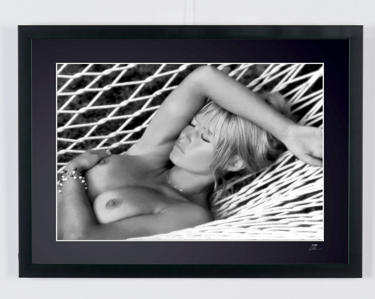 Photographie d’art de Brigitte Bardot dans Brigitte Bardot — la sieste dans le hamac, encadrée à la main — édition limitée de 30 exemplaires numérotés.