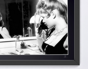  Brigitte Bardot - En effeuillant la marguerite (Plucking the Daisy) - Cadre Photo- Starck Gallery