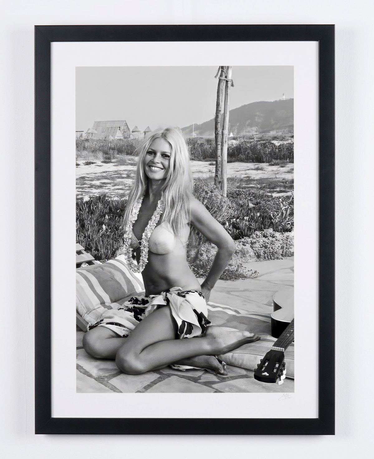 Photographie d’art de Brigitte Bardot dans Brigitte Bardot — Saint-Tropez, encadrée à la main — édition limitée de 30 exemplaires numérotés.