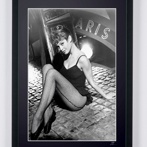  Brigitte Bardot - Op de set van *Doctor at Sea*, 1955. - Fotolijst - Starck Gallery