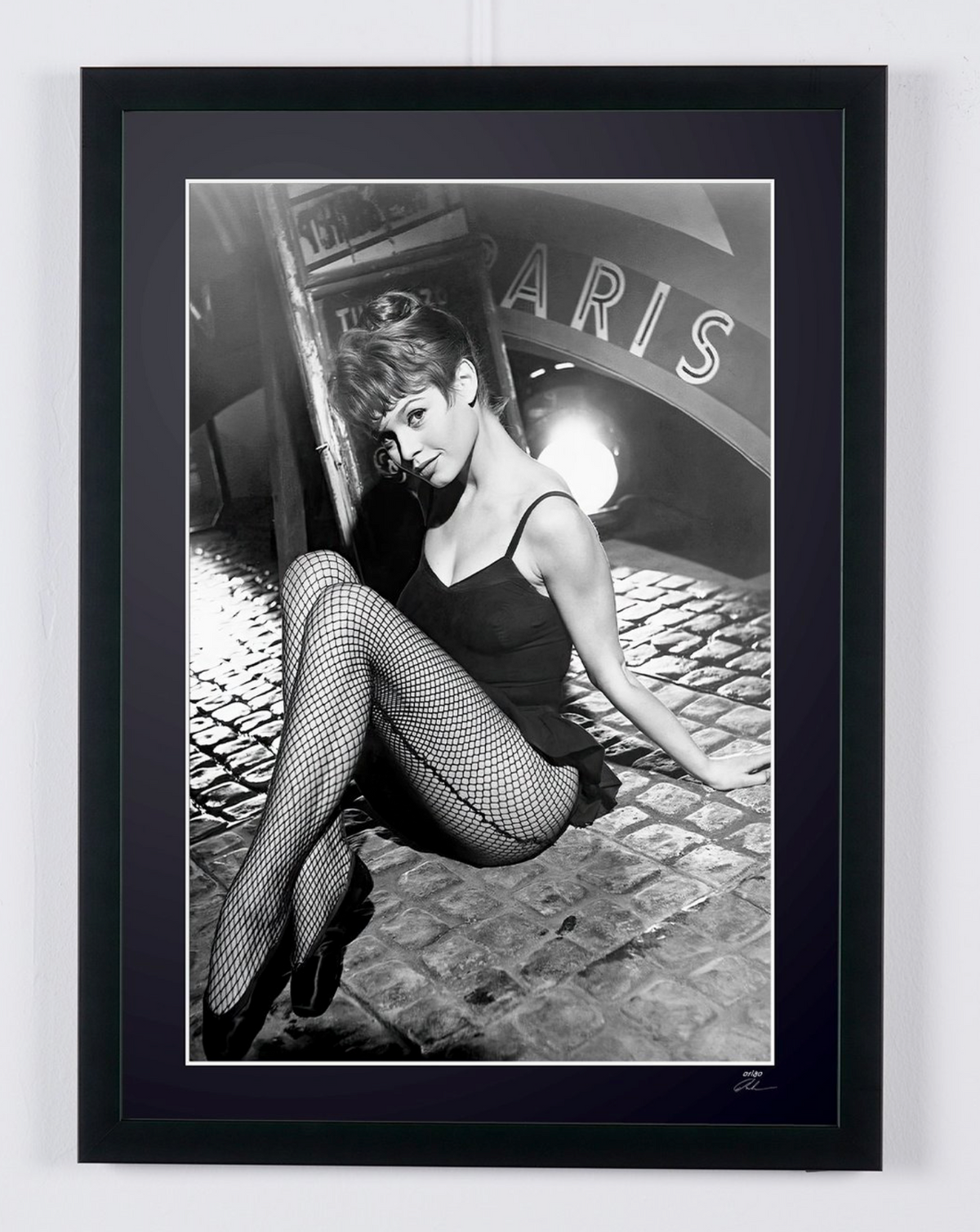 Kunstfoto van Brigitte Bardot in Doctor at Sea, met de hand ingelijst — gelimiteerde oplage van 30 genummerde exemplaren.