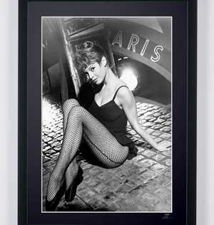  Brigitte Bardot – Am Set von „Doctor at Sea“, 1955. – Fotorahmen – Starck Gallery