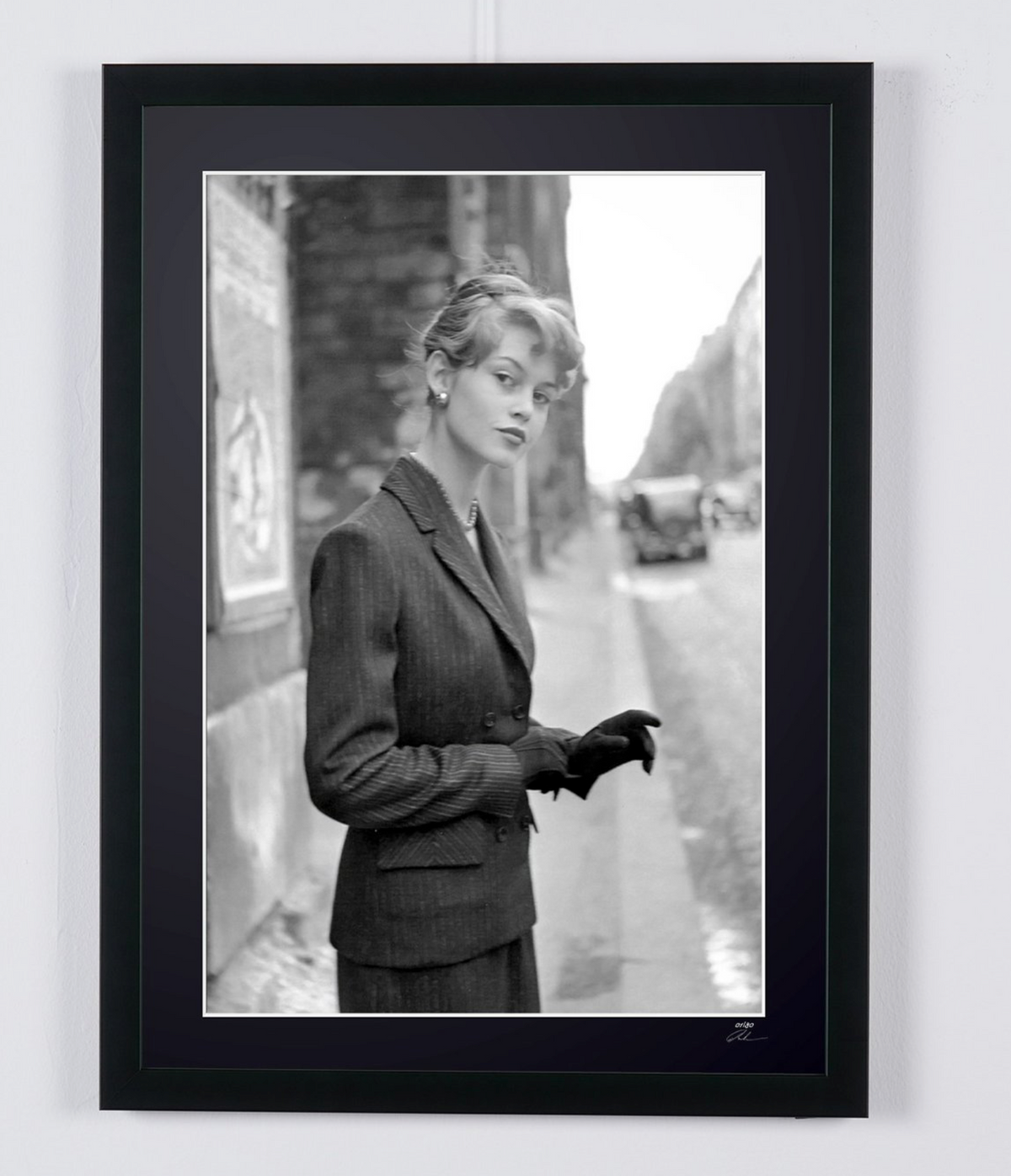 Photographie d’art de Brigitte Bardot dans Brigitte Bardot — Paris, 1954, encadrée à la main — édition limitée de 30 exemplaires numérotés.