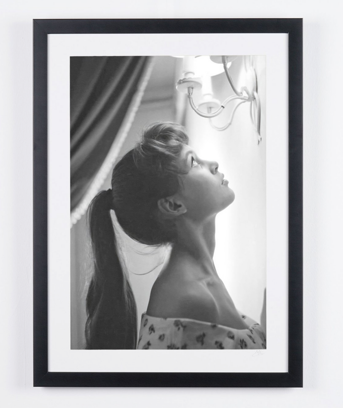 Photographie d’art de Brigitte Bardot dans Brigitte Bardot — la nuque renversée, sous le lustre, encadrée à la main — édition limitée de 30 exemplaires numérotés.