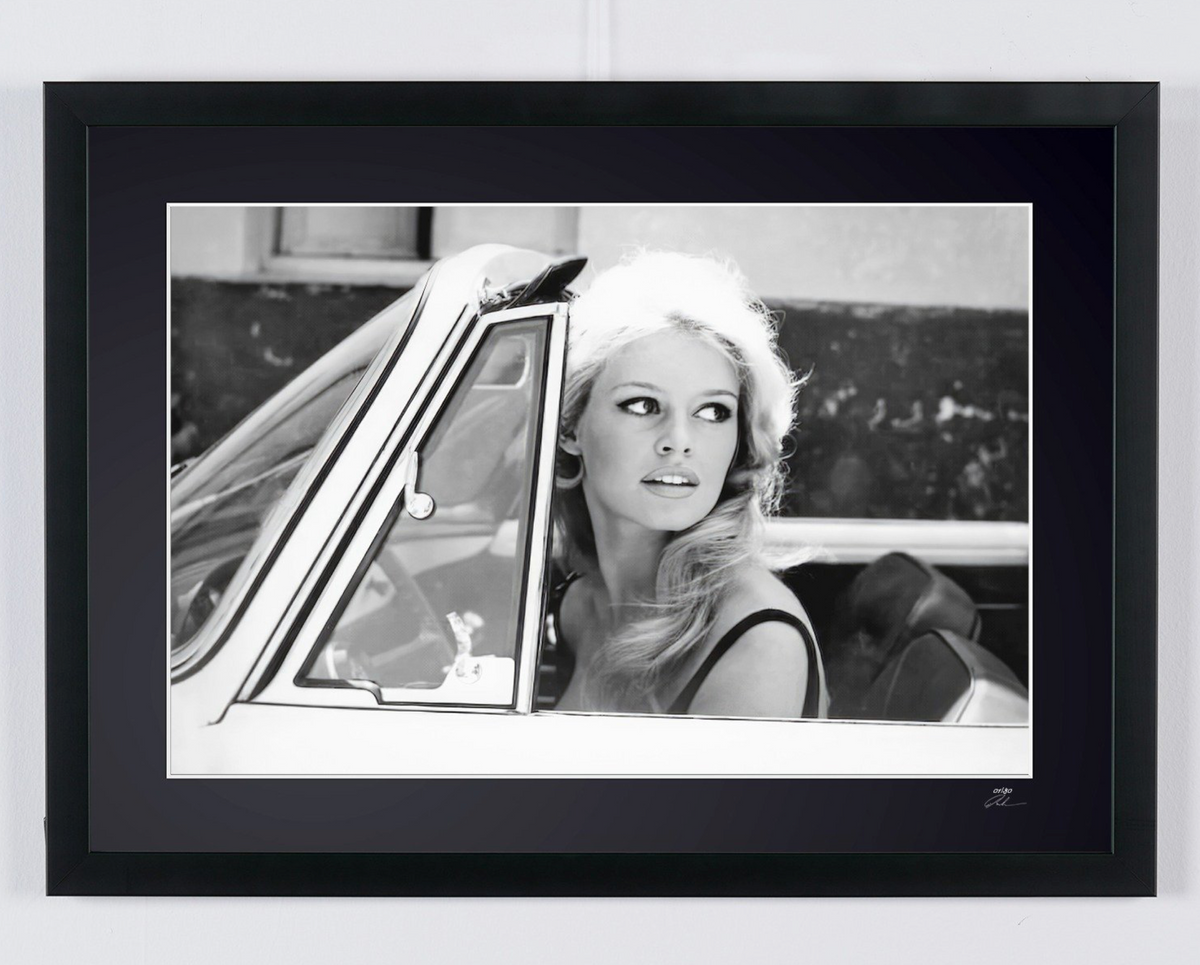 Photographie d’art de Brigitte Bardot dans Brigitte Bardot — Saint-Tropez, 1959, encadrée à la main — édition limitée de 30 exemplaires numérotés.